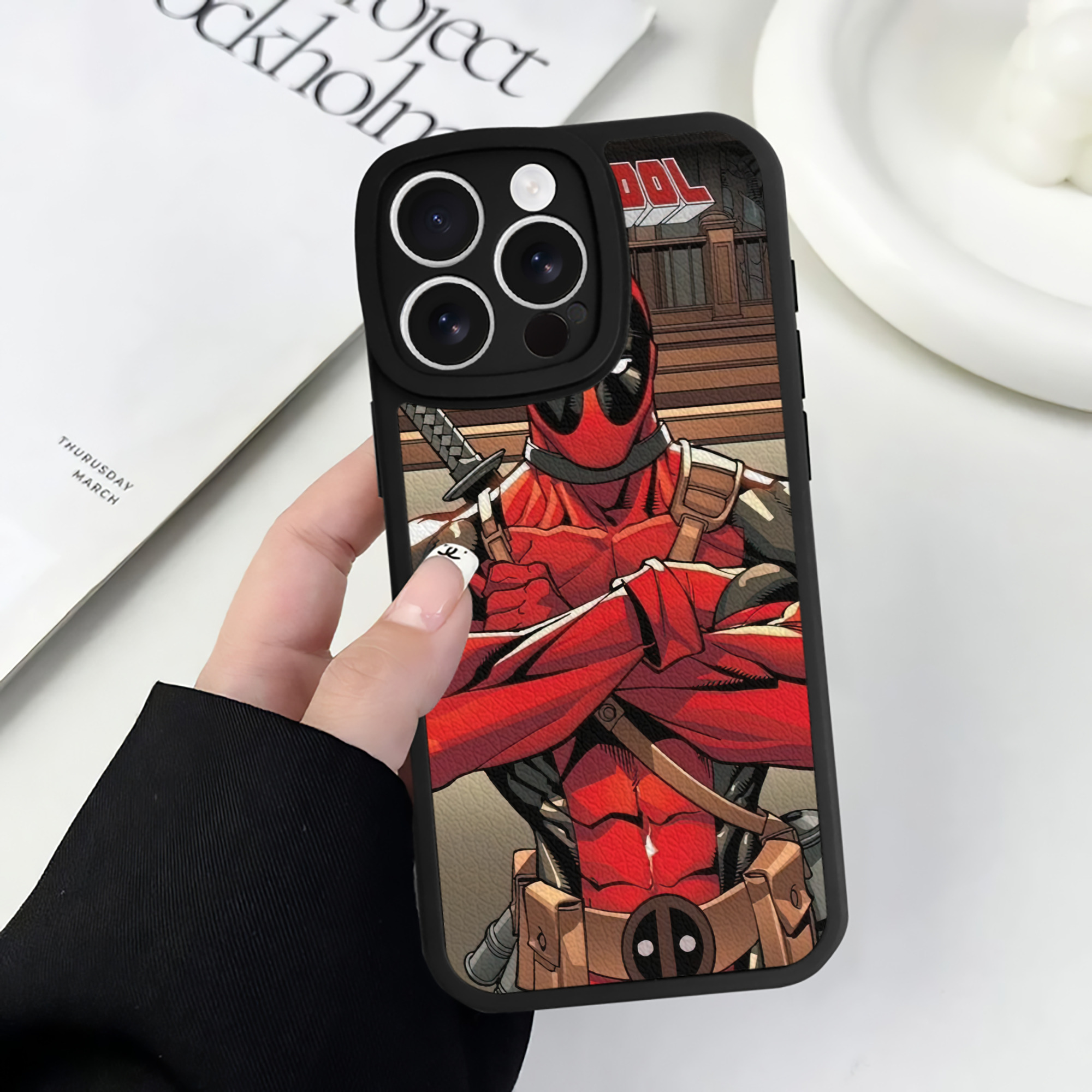 （画像用） Deadpool デッドプール 【iPhone 16シリーズ対応】シリコンスマホケース（レザー調） 材質：シリコン